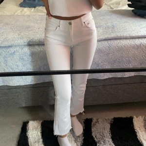Vita jeans  - Säljer dessa vita jeans med flare från Italien pga garderob rensning💕💕💕 de är riktigt bekväma i str 34 och passar med allt😍😍