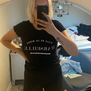 Svart t-shirt  - Säljer nu min svarta t-shirt med vit text i fram. 