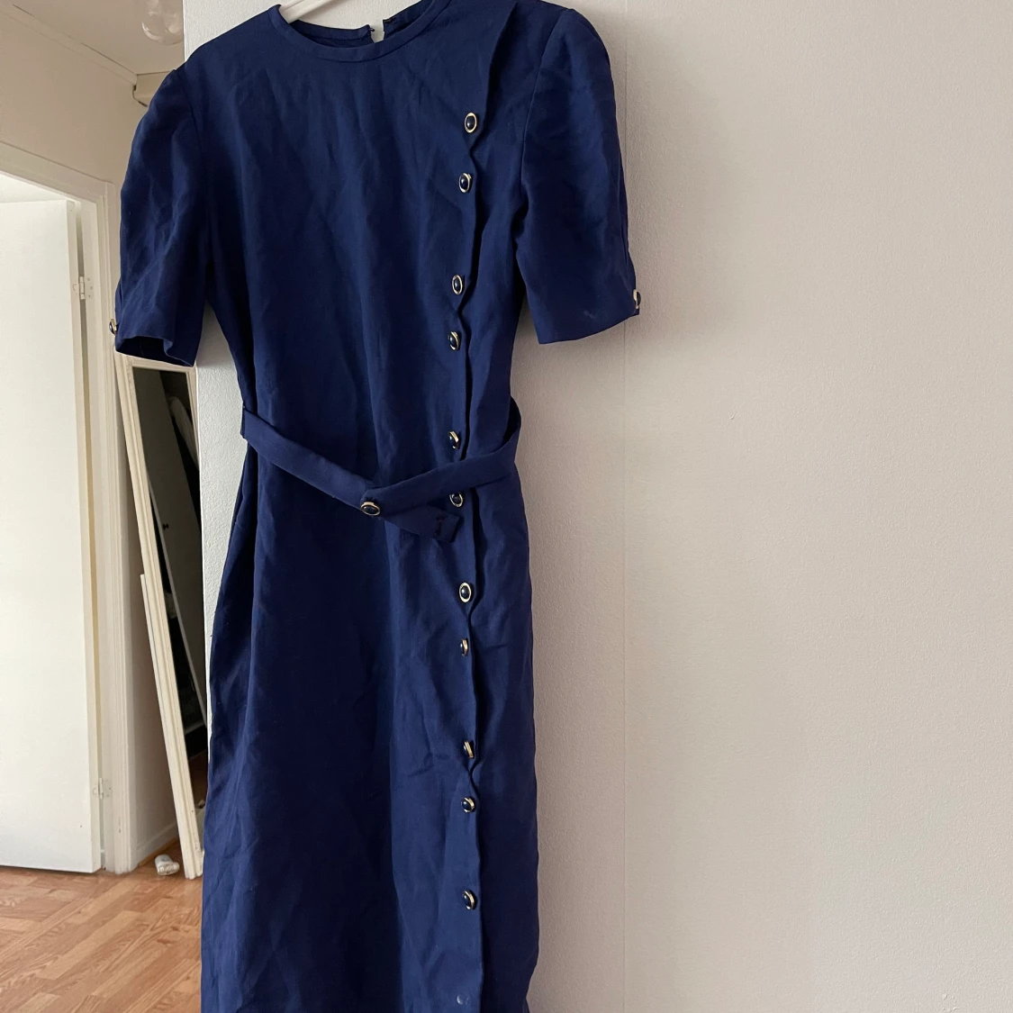 Blå klänning med snygga knappar