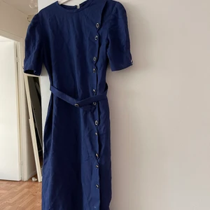 Blå klänning med snygga knappar - Snygg klänning i storlek S/ XS 