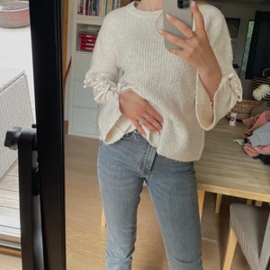 Stickad beige tröja - Denna supersöta stickade tröja med små rosetter på ärmarna säljs nu eftersom den inte längre kommer till användning. Den är fortfarande i bra skick, vilket syns på sista bilden, trots att den är väl använd.⚡️💕Pris: 150kr(priset är inkl frakt!)