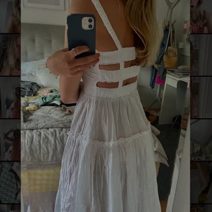 Klänning - Säljer denna fantastiska vita långklänning från asos! Den är midi lång, har fina detaljer i ryggen och har tyg i två lager nertill✨ den är i storlek 36 men skulle säga att det kan bli lite liten upptill om man har lite större byst så funkar troligtvis som 34 också😋 den är aldrig använd, returtiden var slut så därför säljer jag💕 nypris 350