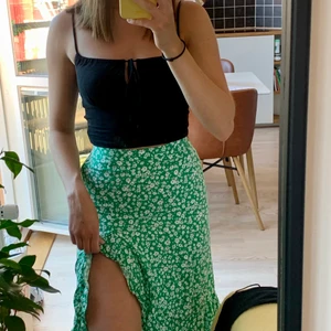 Blommig kjol - Grön jättefin kjol som jag växt ur tyvärr. Ganska liten i midjan, står ingen storlek men skulle typ säga xs. 