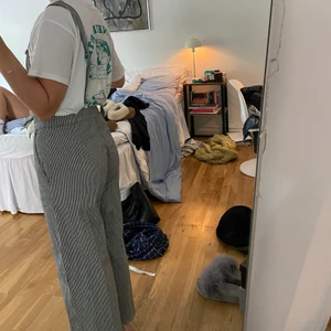 Randiga hängslen  - Världens finaste hängslen som är sparsamt använda! Sitter som en smäck och är perfekt längd på mig som är 166! Perfekta till sommaren!! Storlek M men sitter mer som en S 