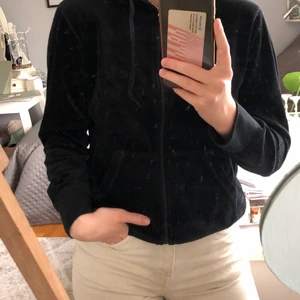 Mjuk huvtröja - Säljer mysigaste tröjan, den är i size M men skulle säga att S passar likaså! 