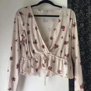 Tröja Gina Tricot  - Tröja köpt på gina tricot för flera år sen, den är kortare och är i storlek S. Väldigt strechig