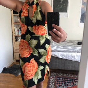 Sommarklänning  - En så fin somrig klänning köpt på humana second hand!💕Det står ingen storlek i klänningen men den sitter bra på mig som brukar ha storlek S/M. Den är väldigt stretchig så skulle säkert passa större storlekar också! Frakt inkluderad✨