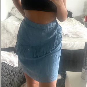 Blå kjol! - Super fin blå kjol med en liten volang, frakt tillkommer med 66kr!