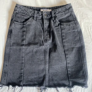 Jeanskjol - Svart jeanskjol, snarare som andra bilden i färgen än första. Bra skick då den sällan är använd! 🥰 från Nakd i storlek 36! 😊 köparen står för frakten❤️