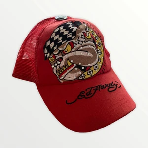 Ed Hardy keps - En äkta Ed Hardy keps i fint skick. Även rhinestones på kepsen. För fler bilder skriv privat. Var god följ budgivningens regler! 💯