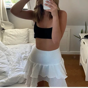 Vit volangkjol - Två första bilderna är lånade, men det är precis samma kjol. ‼️ Vit volangkjol i storlek S. Passar även XS och M då den är väldigt stretchig. Har även en svart om någon skulle vara intresserad. Kan fraktas eller mötas upp i Solna, Stockholm. Köpare står för fraktkostnaden