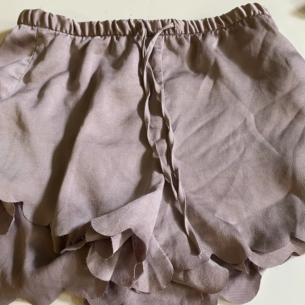 Ett par lila shorts från H&m och är i ganska tunt material.. Shorts.