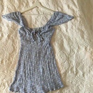 Sommarklänning - Säljer denna vackra sommarklänning från Stradivarius som är oanvänd och därav i nyskick. Den är otroligt strechig och följsam i modellen, perfekt som strandklänning. 