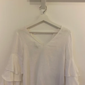 Blus - Blus i linne från Zara. Endast använd en gång