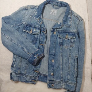 Jeansjacka från Zara  - Jeansjacka som aldrig kom till användning pga att jag har en annan klädstil. Köptes på Zara. Passformen är mindre, alltså ej oversize. Storleken är XS. Meddela mig vid intresse! ☺️