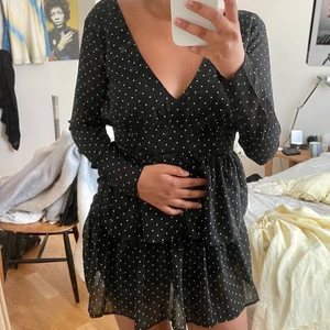 Prickig klänning - Säljer denna fantastiskt fina klänning som sitter som en smäck med en insydd midja och fin urringning 😍🤌🏽