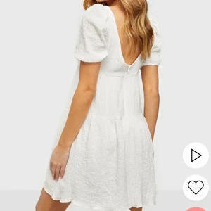 VIT SOMMARKLÄNNING - Klänning från Sisters Point i strlk L men passar mig som är M. Inköpt för 500kr och använd en gång. Spårbar frakt erbjuds om man så önskar