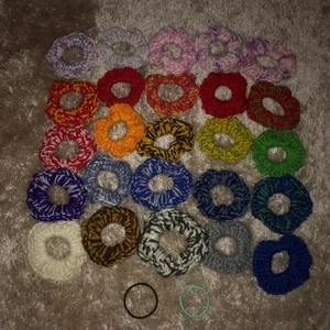 scrunchie - Virkade scrunchie. 20 kr/st. Vid köp av fler, 15 kr/st. Köpare betalar eventuell fraktkostnad.
