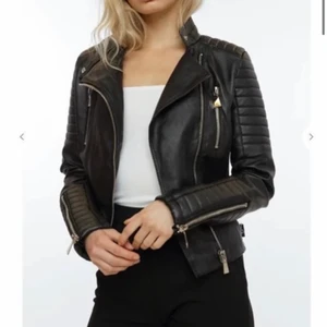 Skinjacka från CHIQUELLE - Hej! Jag säljer denna jackan pågrund av att jag inte använder den lägre. Den ser ut som ny och st är 38 passar även i 36 vid intresse kontakta mig så kan jag skicka fler bilder på den💞