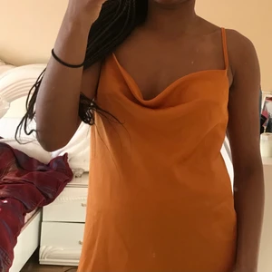 Orange topp - Oanvänd. Simpel men passar till olika tillfällen.  Ordinarie pris: 249kr