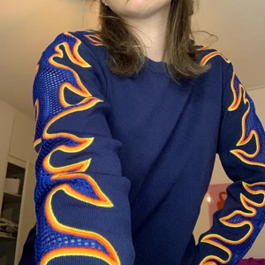 Sandro flames sweatshirt size S/M - Superfin och sällsynt sandro tröja med flammor. Väldigt gott skick och använd Max 3 gånger, så gott som ny!