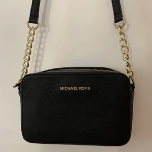 Michael Kors  - Jättefin väska som är lagomt stor, jättefint skick och har ställbar axelrem 💗 (Inte äkta)