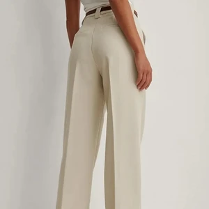 Beiga kostymbyxor  - Beiga kostymbyxor (samma passform som de svarta, bara annan färg). Köpta på NA-KD förra året. Storlek 36.