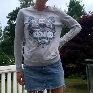KENZO tröja - Säljer denna superfina KENZO tröja som är beställd från deras hemsida! Den är i storlek M men passar även perfekt på mig som brukar ha S🌟Nypris: ca 2200 kr💞💞 (Priset kan diskuteras vid snabb affär)