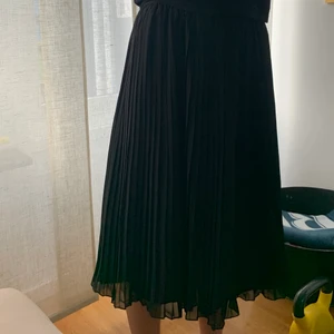 Plisserad kjol  - Plisserad svart långkjol. Går till under knäna. Från NA-KD storlek 32/XS💖💖