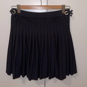 Svart kort kjol från Zara - Svart kjol köpt i Zara butik i jätte mjuk tyg. Kan användas i alla årstider. Har resår runt midjan, så passar storlekar 34/36. Säljer pga rensning av garderob.