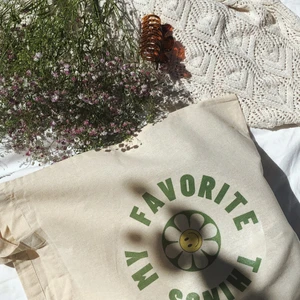 Totebag  - Tygpåsar med tryck som finns flera exemplar. Kan tvättas upp till 40-60 grader i tvättmaskin får ej tvättas för hand. Hållbara och miljövänliga gjorda utav 100% bomull. Dom görs för hand med värmepress. 70kr + frakt 💗