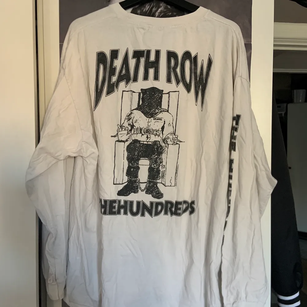 Väl använd långärmat T-shirt av the hundreds tillsammans med death row!. Tröjor & Koftor.
