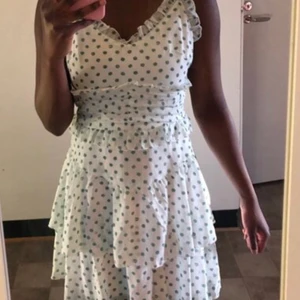 Klänning - Sååå söt klänning! Säljs då den var för liten för mig. Prislapp kvar o endast testad! Första bilden är lånad! 