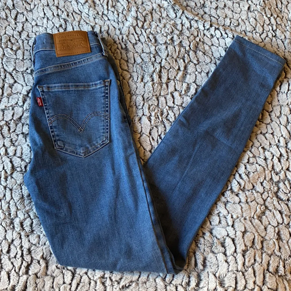 Mile high super skinny Levis jeans. Enbart använt fåtal gånger. (Ordinarie pris: 1125kr). Jeans & Byxor.
