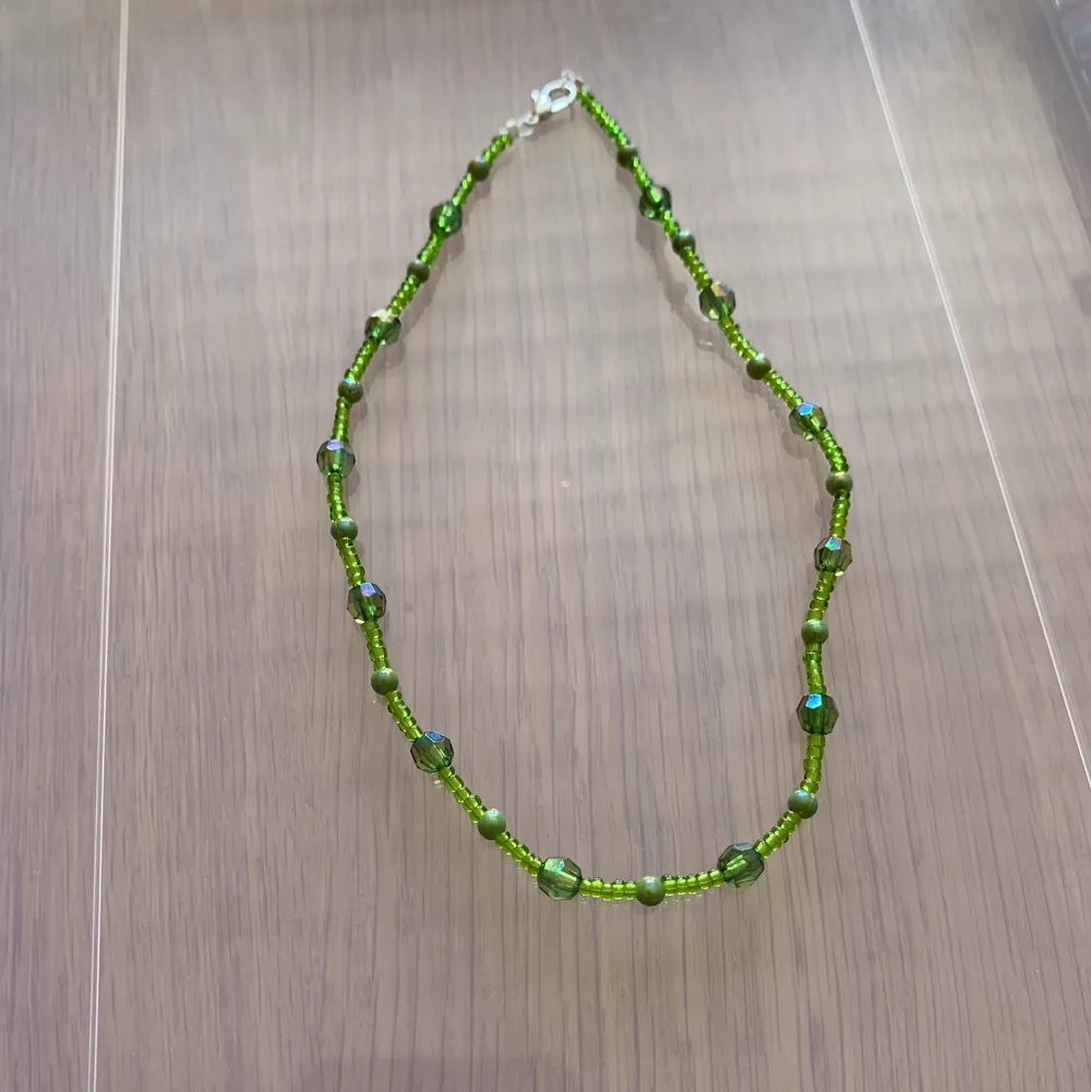 Grön pärlhalsband med små och stora pärlor 💚 49kr + 13kr frakt . Accessoarer.