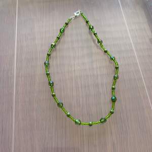 Grön pärlhalsband med små och stora pärlor 💚 49kr + 13kr frakt 