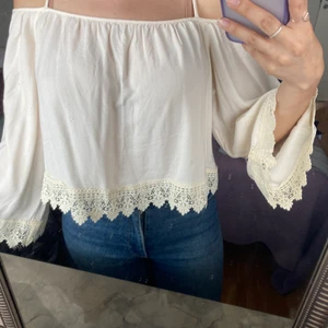 Blus från h&m - Blus med broderi från h&m 