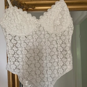 Body - Spetsbody från hm i fint skick 🌺 köparen står för frakten 