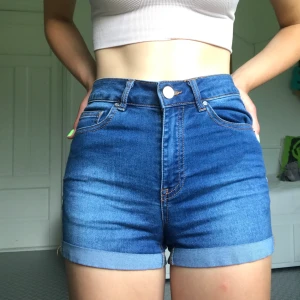 Fina shorts stl XS - Fina korta Jeans shorts som sitter som en smäck. 