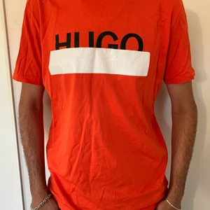 Orange hugo boss t-shirt storlek M  - Den är oanvänd och köpt för 500kr men jag säljer den för 100kr. Köpt från Hugo boss butiken i Malmö. Den är i bra skick och bra passform. 