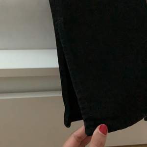 Ett par svarta ZARA jeans med splits i storlek 34! 💞