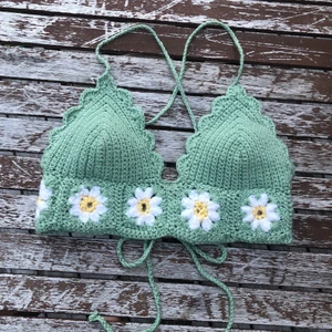 Virkad topp - En super fin virkad topp som jag har gjort själv. Det är ett exempel man kan beställa en likadan eller med andra färger🦋💕🌸🌈hör gärna av dej vid fråga🥰