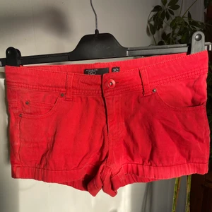 RED LABEL | Röda shorts - Mysiga att bära till varma dagar! De är normala i storlek och i passform. Köparen står för frakt! 