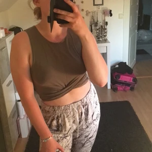 Mörk grönt linne stl S - Mörk grönt cropat linne med omlott detalj i stl S, säljer pga att den aldrig kommer till användning 