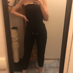 Jumpsuit - storlek 36 men passar även 32&34. Går att spänna in i midjan med snöre