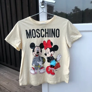 t-shirt moschino - superfin moschino x hm tröja i nyskick!!👀🍹strl S, det är bara att fråga vid funderingar!