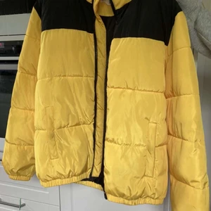 Vinterjacka  - Gul puffer jacket från Junkyard i gott skick och storlek M