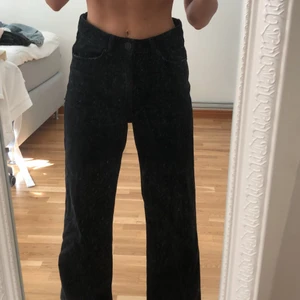 svarta jeans - utsvänga svarta jeans från monki