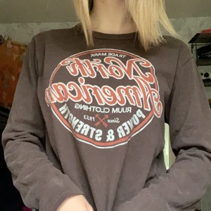 Brun tröja - Säljer denna as coola tröjan som jag har ärft av min mamma. Det står ej storlek på tröjan men den passar xs-s. ❗️FRAKTAR HELST❗️