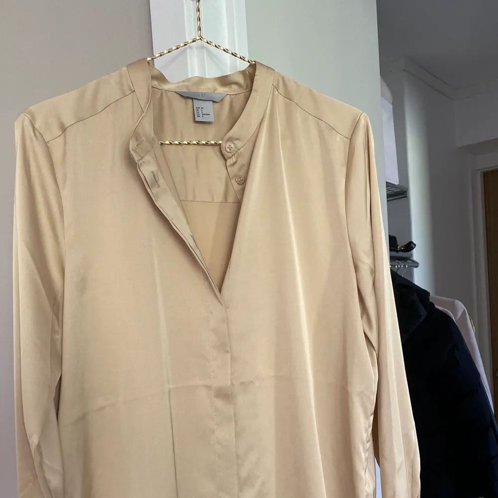 Aldrig använd, silkesskjorta från H&M. Storlek 34, men passar en 36, lite oversized och vikbara ärmar, men liten öppning. . Skjortor.